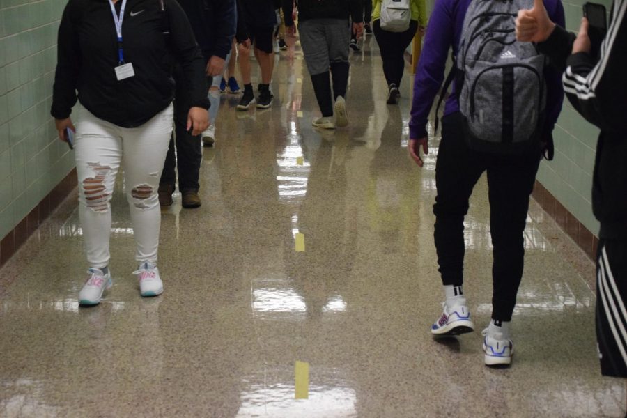 Two-way traffic: Yellow dividing segments direct hallway traffic during passing times.