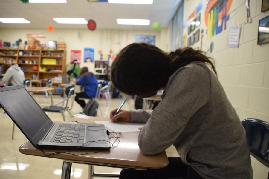 Craig junior Madelyn Viles, a member of cohort A, works on her Spanish 4 assignment during 7th hour on October 19. Cohorts have decreased class sizes in an effort to improve social distancing and to limit viral spread.